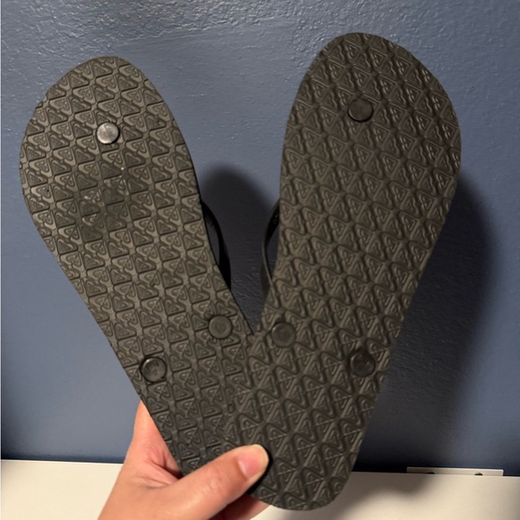 Roxy Black and Yellow Graphic Flip Flops Size Large 8-9 - Picture 2 of 3